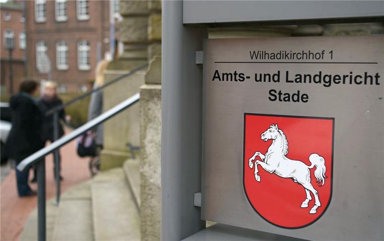 Messerstecherei in Cuxhaven: Führt die Spur nach Syrien? Einem 37-jährigen Syrer wird zur Last gelegt, im Cuxhavener Musikerviertel einen Landsmann erstochen zu haben. Der Prozess findet am Landgericht Stade statt.