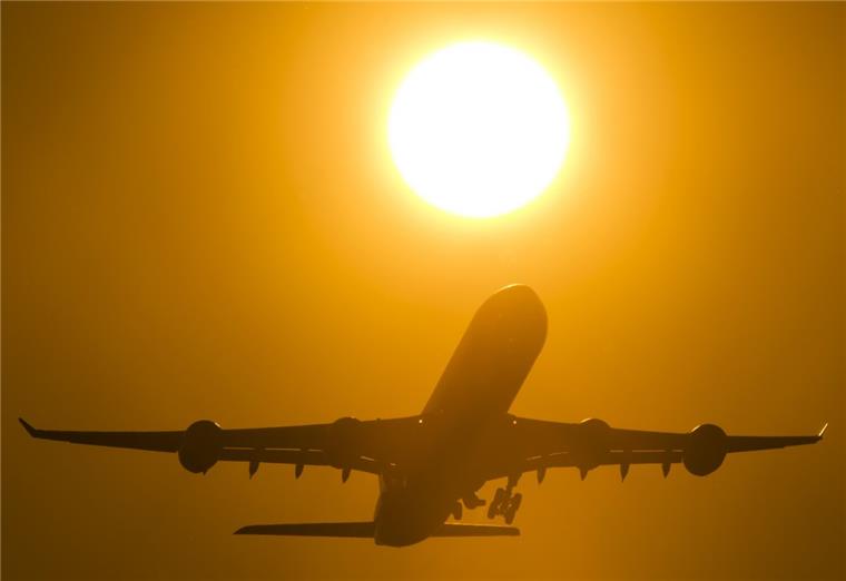 Passagier läuft verpasstem Flugzeug hinterher Einem Flugzeug hinterher zu laufen, das bereits das Gate verlassen hat, ist eine denkbar schlechte Idee.