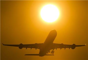 Einem Flugzeug hinterher zu laufen,  das bereits das Gate verlassen hat, ist eine denkbar schlechte Idee.