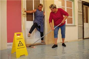 Einen Klassiker im modernen Gewand spielt die Braker Bühne: "Sluderkram in't Treppenhus".