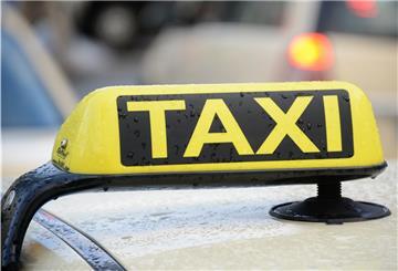 Einen kostenlosen Shuttleservice zum Wahllokal bietet Taxenruf Geestland an beiden Wahltagen in der Zeit von 9 bis 17 Uhr an.