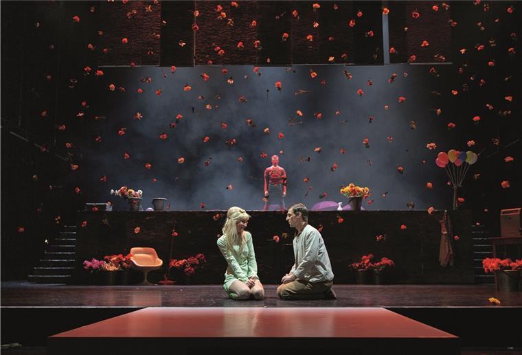 Musical in Bremerhaven: Im „Kleinen Horrorladen“ ist der Teufel los Einen kurzen Moment sieht es so aus, als ob noch alles gut werden könnte: Audrey (Marsha Zimmermann) und Seymour (Richard Feist) träumen von einem glücklichen Leben zu zweit.