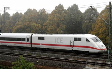 Einen lebensgefährlichen "Ausflug" zwischen zwei ICE-Waggons hat ein 59-Jähriger hinter sich.




