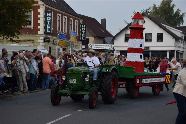 Einen Leuchtturm für Stadland zeigte die Siedlergemeinschaft Rodenkirchen beim Umzug am Sonnabend in Rodenkirchen.