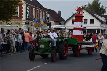 Einen Leuchtturm für Stadland zeigte die Siedlergemeinschaft Rodenkirchen beim Umzug am Sonnabend in Rodenkirchen.