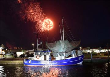Einen reizvollen Anblick bot der Kutterhafen in Dorum-Neufeld mit der Illumination durch die bunten Sterne des Feuerwerks.
