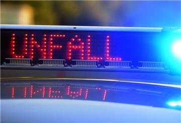 Auf einem Polizeifahrzeug warnt eine Leuchtschrift vor einer Unfallstelle.