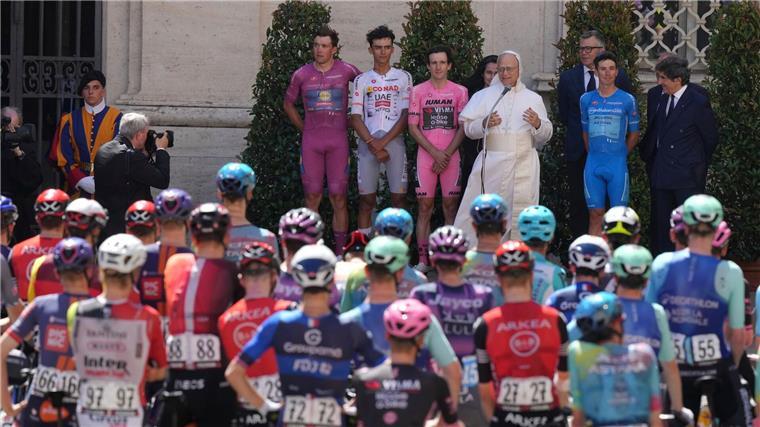 Einen Segen für die Radfahrer beim Giro gab es vom Papst auch. 