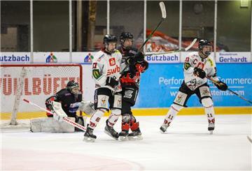 Eishockeyspieler stehen und spielen auf dem Eis.