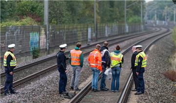 Einen Tag nach dem schrecklichen Unglück untersuchen Polizisten und Notfallmanager der Bahn in Hannover das Gleisbett.