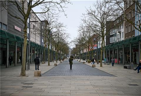 Einen Tag später als in Bremen werden ab Donnerstag in Bremerhaven etliche Geschäfte geschlossen. Dass es in der Krise nicht gelungen ist, einen Gleichschritt hinzubekommen, sorgte für Ärger. Foto: Scheschonka