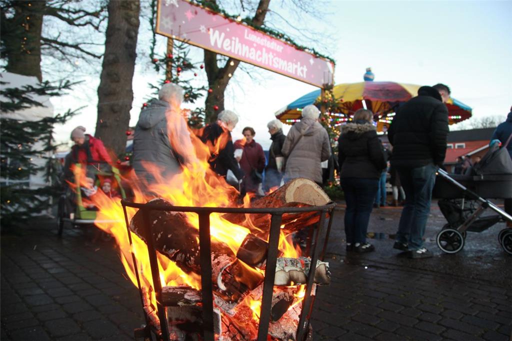 Einen urgemütlichen Markt mit heißen Akzenten hatten die Lunestedter Vereine auf...