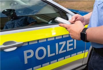 Einen Verkehrsunfall nahm die Polizei Dienstagmittag in Zeven auf. Eine Autofahrerin war in einer Kurve auf die Gegenfahrbahn geraten.