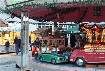 Eine Fußgängerzone mit Weihnachtsbäumen.