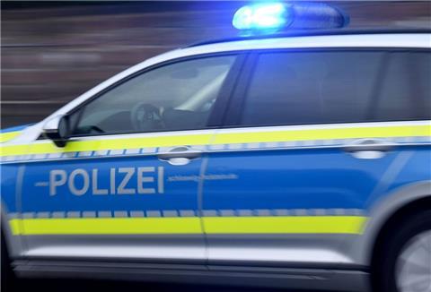 Ein Streifenwagen fährt mit eingeschaltetem Blaulicht