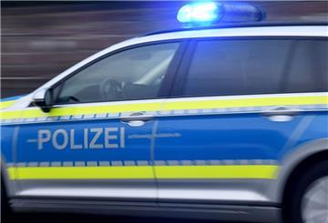 Ein Streifenwagen fährt mit eingeschaltetem Blaulicht