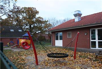 Einer der 48 Spielpla¨tze in der Gemeinde befindet sich bei der Kindertagessta¨tte Lunestedter Schmetterlinge.
