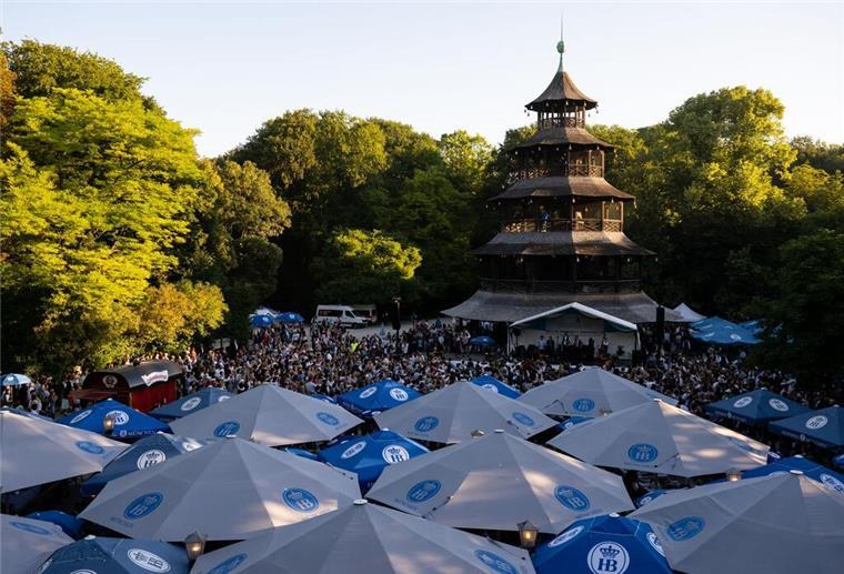 Einer der bekanntesten Biergärten Münchens ist der am Chinesischen Turm im Englischen Garten. (Archivbild)