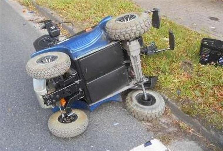 Einer der Krankenfahrstühle kippte durch den Unfall auf die Straße. 