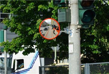Einer der neuen Spiegel hängt an der Kreuzung Columbusstraße/Barkhausenstraße/ Lloydstraße und soll für mehr Sicherheit sorgen. 