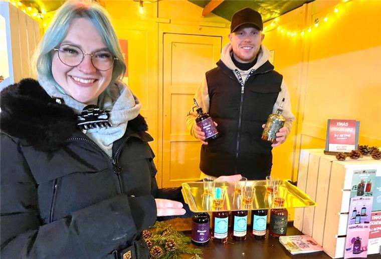 Einer der neuen Weihnachtsmarkthütten: Das Berliner Start-up-Unternehmen Craft-Circus hat für einen Bremerhavener Stand per Instagram Betreiber gesucht - und in dem jungen Bremerhavener Duo Steven Wendt (rechts) und Tassi Röhling gefunden.