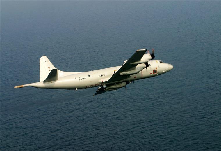  Das Flugzeug Seefernaufklärer „P-3C Orion“ fliegt über dem Meer.