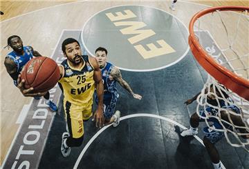 Einer der wenigen Spieler, die nach der Saison 2020/2021 bei den Oldenburgern geblieben sind, ist Phil Pressey (gelbes Trikot).