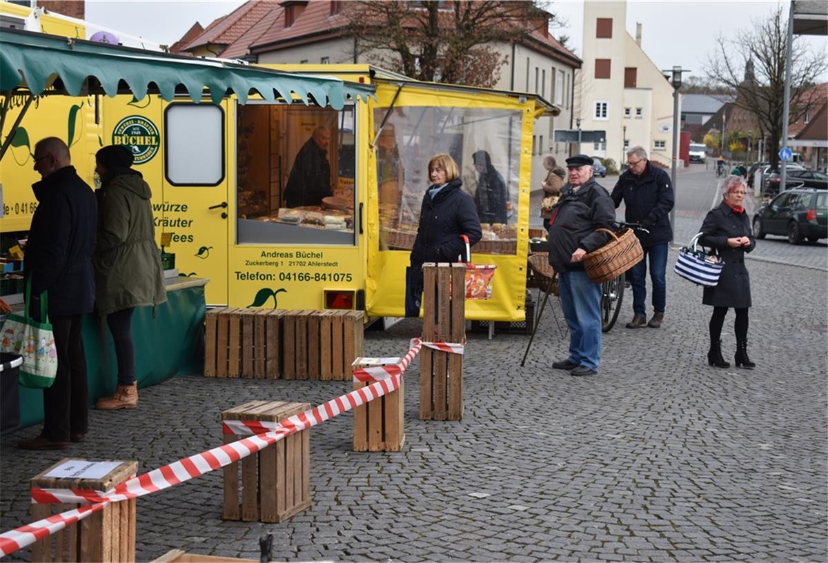 Einer nach dem anderen: Mit Kisten und Absperrbändern zeigen die Marktbeschicker den Kunden den notwendigen Abstand an. 