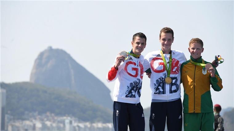 Einer seiner größten Triumphe: Alistair Brownlee (M) nach seinem Olympiasieg in Rio 2016 vor seinem Bruder Jonathan (l) und dem Südafrikaner Henri Schoeman (r)  