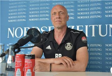 Einer von 80 Millionen Bundestrainern: Björn Böning (52), Trainer der ersten Herrenmannschaft des OSC Bremerhaven hatte die Gelegenheit, im NZ-EM-Studio die Fragen zu beantworten, die sonst dem Bundestrainer gestellt werden.