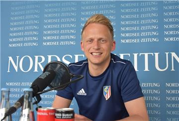 Einer von 80 Millionen: Joshua von Glahn vom FC Geestland ist vor dem zweiten Gruppenspiel gegen Portugal Bundestrainer für einen Tag. Er beantwortet die typischen Fragen, die sonst Jogi auf der Pressekonferenz gestellt werden.