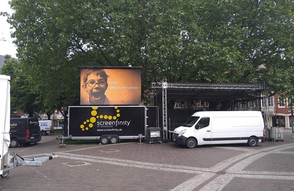 Einer von drei mobilen LED-Trailer