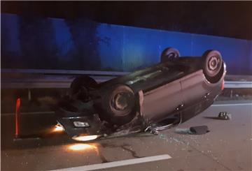 Einer von zwei Wagen, die an dem Unfall beteiligt waren, landete auf dem Dach.
