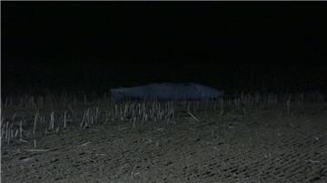 Einer von zwei Zusatztanks eines Tornado-Jets der Luftwaffe liegt auf einem Feld im Kreis Ostholstein. Am Abend hatte ihn eine Spaziergängerin entdeckt.  Der Tornado-Jet hat in Schleswig-Holstein zwei leere Tanks verloren.