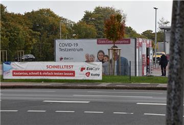 Eines der zwei verbliebenen Testzentren Nordenhams: Zwar werben die Plakate auf dem Lidl-Parkplatz noch mit Gratis-Tests, doch für die meisten Bürgerinnen und Bürger ist der Schnelltest seit Montag kostenpflichtig.