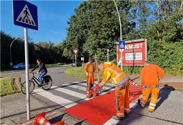 Mitarbeiter des Amtes für Straßen- und Brückenbau markieren Einmündungsbereich der Carsten-Lücken-Straße in die Poristraße