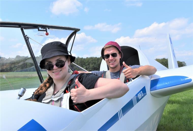 Zwei Menschen im Segelflugzeug.