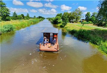 Einfach mal die Seele baumeln lassen. Bei einer Floßfahrt auf dem Hadelner Kanal kann man sein eigener Kapitän sein.