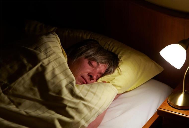 Bed Rotting“: Die Kunst des aktiven Nichtstuns - Von Experten empfohlen Einfach mal im Bett bleiben und dabei kein schlechtes Gewissen haben.