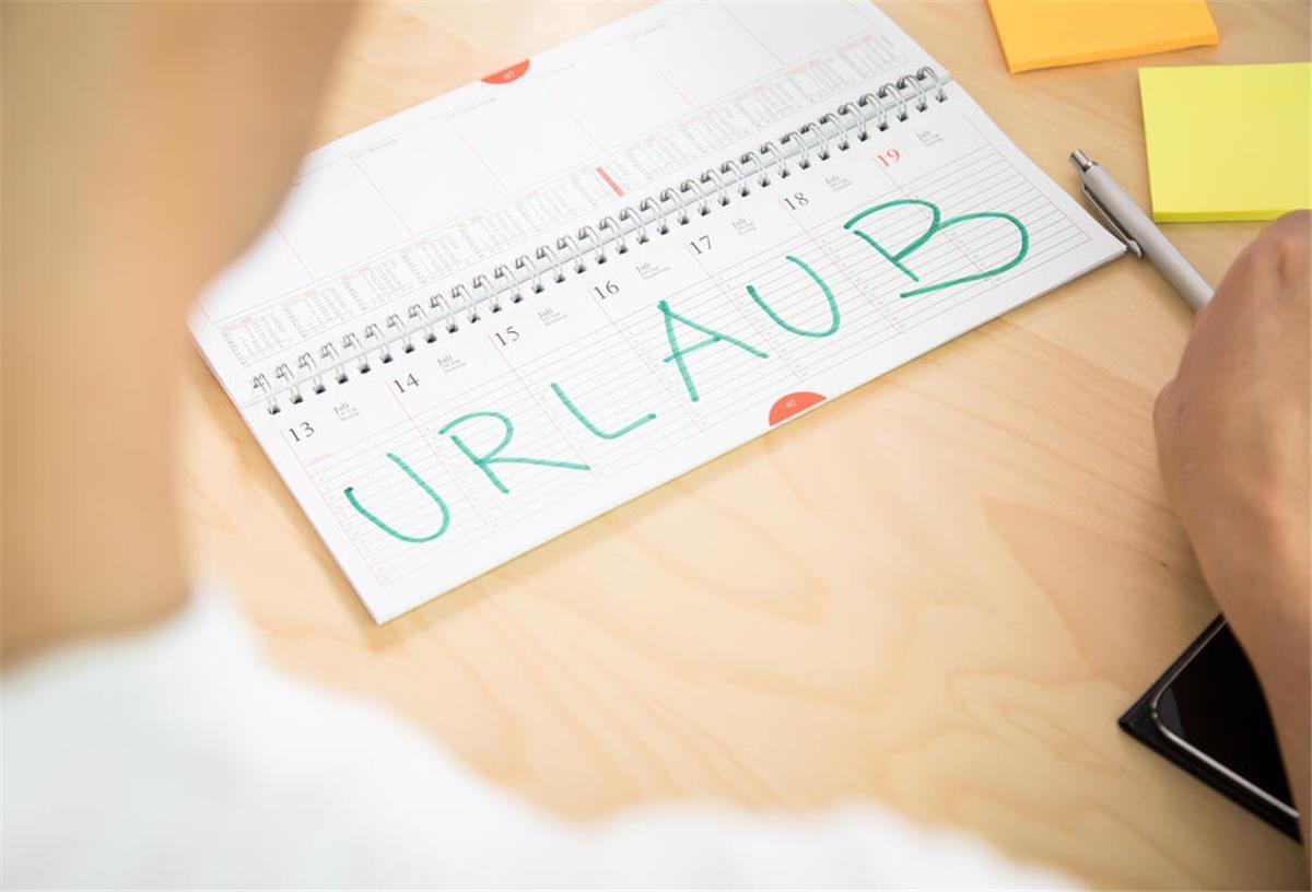 Urlaub geplant? Dieses Extra-Geld landet oft im Sommer auf dem Konto Ein Mann schaut in einen Terminkalender. Dort ist das Wort "Urlaub" in Großbuchstaben zu lesen. Einfach so mehr Geld zum Urlaub? Das geht – wenn du Anspruch auf Urlaubsgeld hast. Wie du das herausfindest und warum auch Gewohnheit zum Recht werden kann.