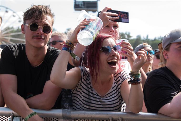 Einfach über den Kopf gießen: Bei schönem Wetter macht das Festival sichtlich Spaß.