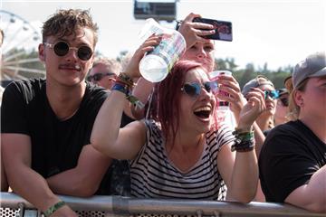 Einfach über den Kopf gießen: Bei schönem Wetter macht das Festival sichtlich Spaß.