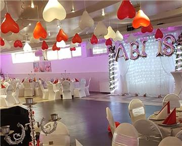 Eingedeckte Tische, Luftballons an der Decke und der Schriftzug „Abi 2018“ an der Wand zeigen das Foto von Anise Celik – es war alles vorbereitet für die große Abschlussparty der NIG-Schüler in Bremerhaven.