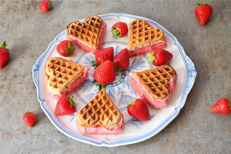 Rote Versuchung: Erdbeeren jetzt besonders aromatisch und erntefrisch, perfekt für ein Sandwisch-Erdbeereis. 