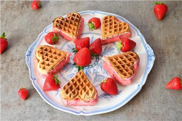 Rote Versuchung: Erdbeeren jetzt besonders aromatisch und erntefrisch, perfekt für ein Sandwisch-Erdbeereis. 