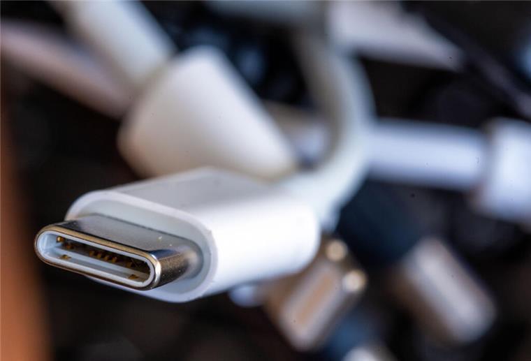  Ein Ladekabel mit USB-C-Stecker liegt neben einem Bündel unterschiedlicher Anschlusskabel. 