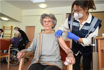 Einheitliche Lockerungen für geimpfte Bewohner von Seniorenheimen lassen weiter auf sich warten. In Bremerhaven und im Cuxland müssen die Einrichtungen in Abstimmung mit den Gesundheitsämtern eigene Lösungen erarbeiten.