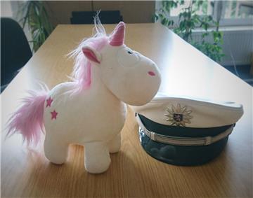 Einhorn-Plüschtier "Marina" fand dank der Polizei seinen Weg zurück nach Osterholz-Scharmbeck.