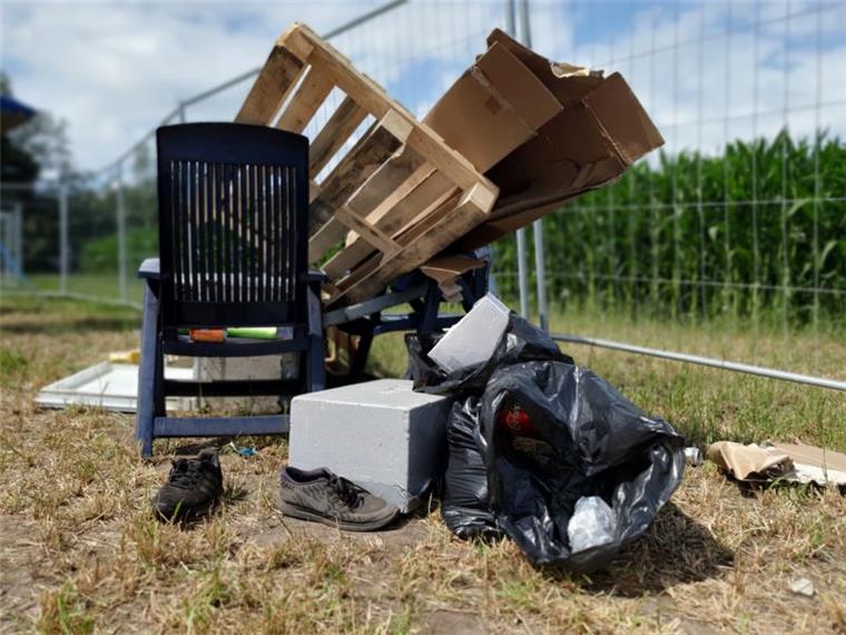 Einige Festival-Besucher lassen ihre alten Möbel einfach liegen, wenn sie abreisen.