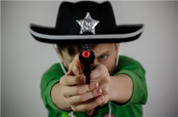 Einige Grundschulen im Cuxland setzen auf Gewaltfreiheit und verzichten deshalb bewusst auf Waffen zum Karneval